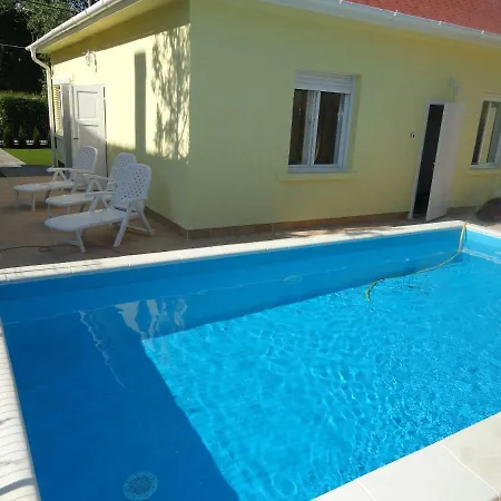 Dora Haz Ferienhaus *